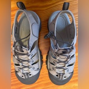 Like new womens Keens size 8
